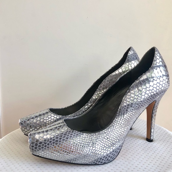 White House Black Market Metallic Silver Snake Heels Pumps scallop edge size 8 - Picture 1 of 17